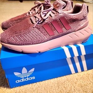 Adidas swift run sneakers